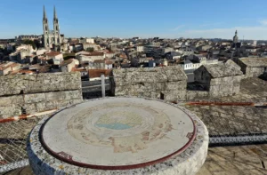 Donjon - Rose des vents et vue sur la ville